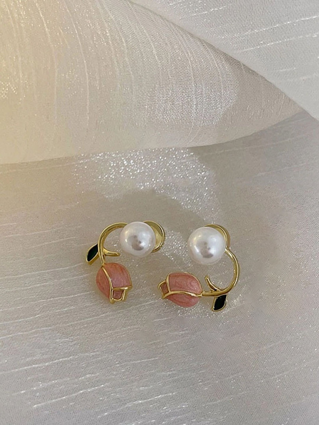 

PolluxCraft Floral Studs Earrings, White