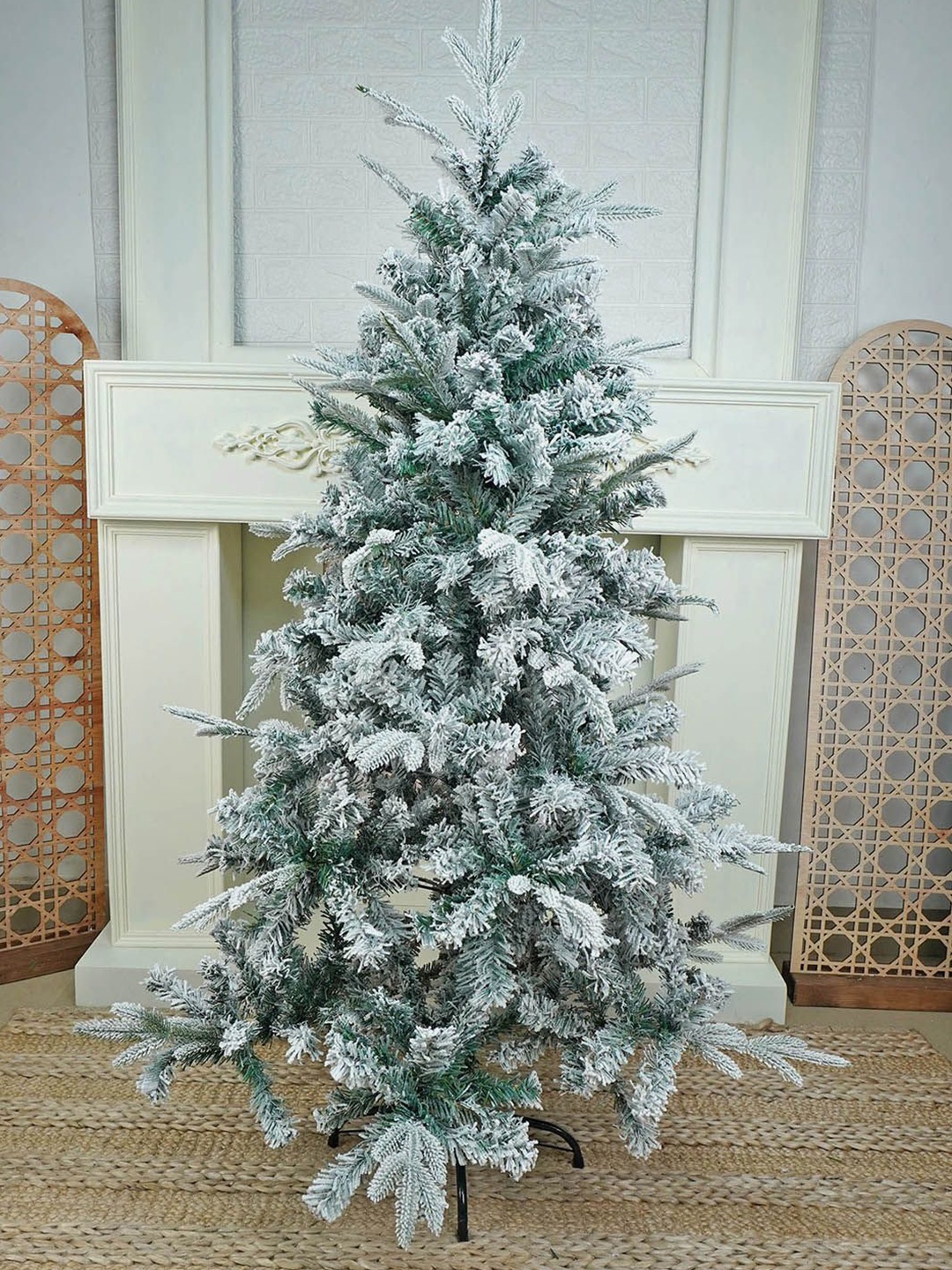 

Little Surprise Box LLP Green & White Chrsitmas Tree Christmas Dcor