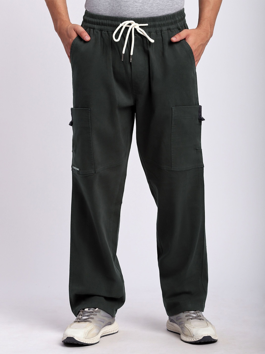 

Beyoung Men Relaxed Regular Fit Cargos Trousers, Grey