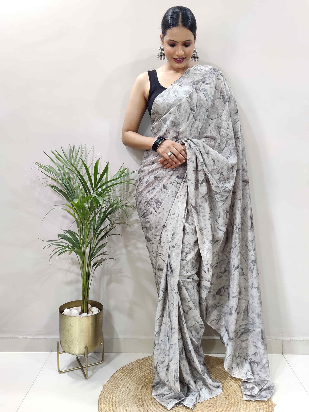 

HERE&NOW Printed Ready to Wear Saree, Grey