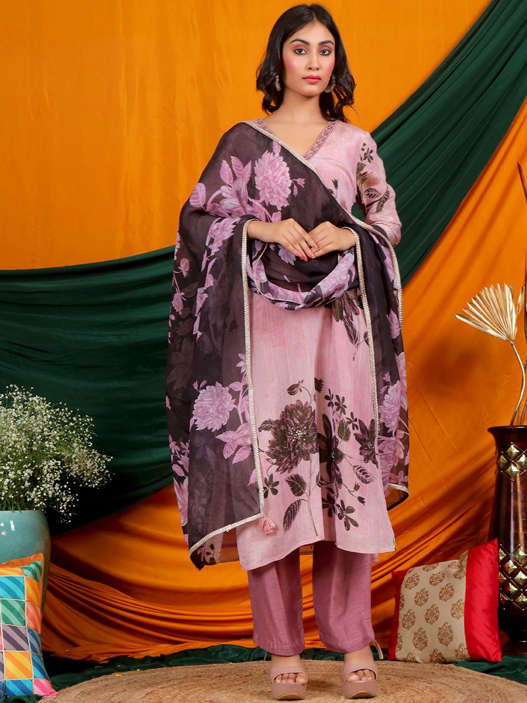 

EARTH O FAB Women Floral Printed Regular Kurti with Trousers & With Dupatta, Pink