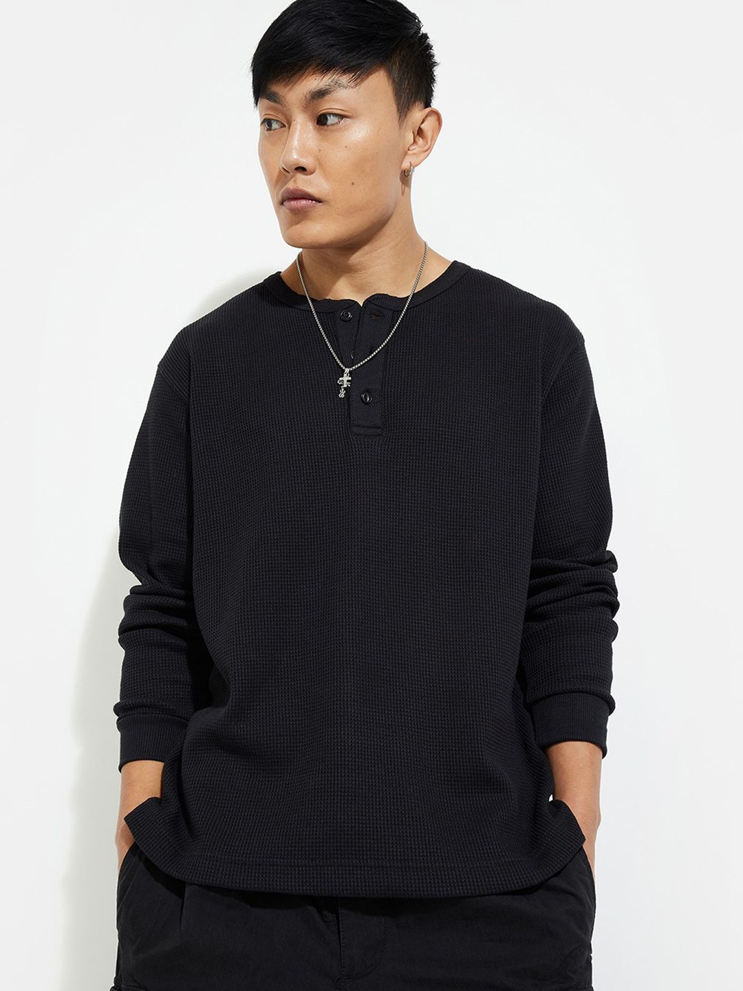 

MAX URB_N Men Textured Henley Neck T-shirt, Black