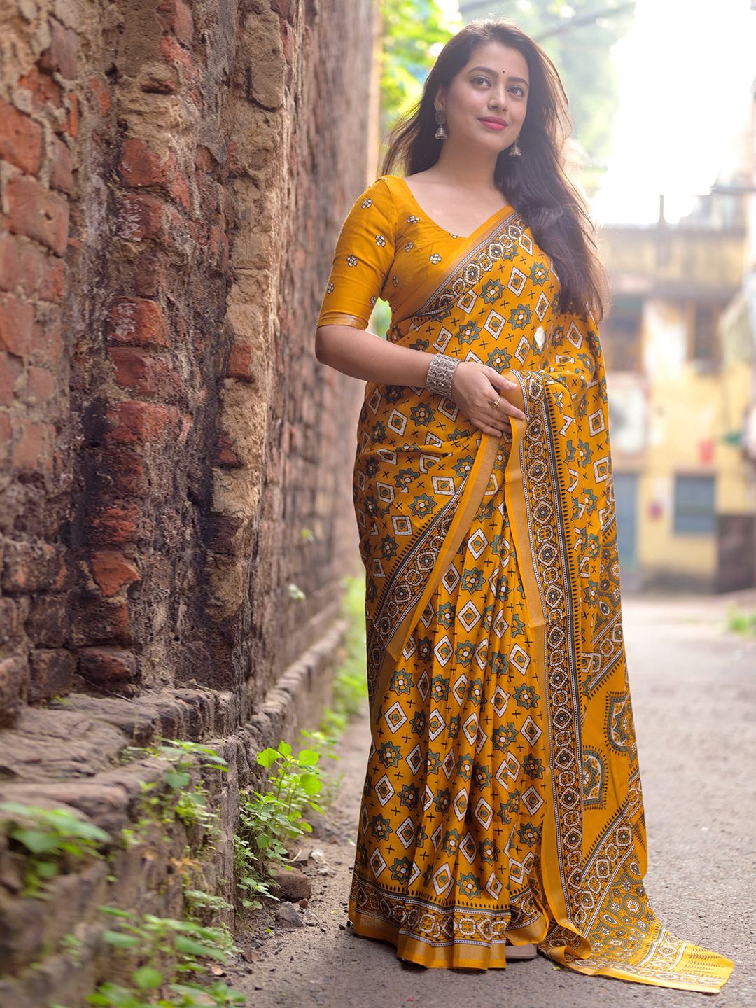 

Mitera Ethnic Motifs Saree, Yellow