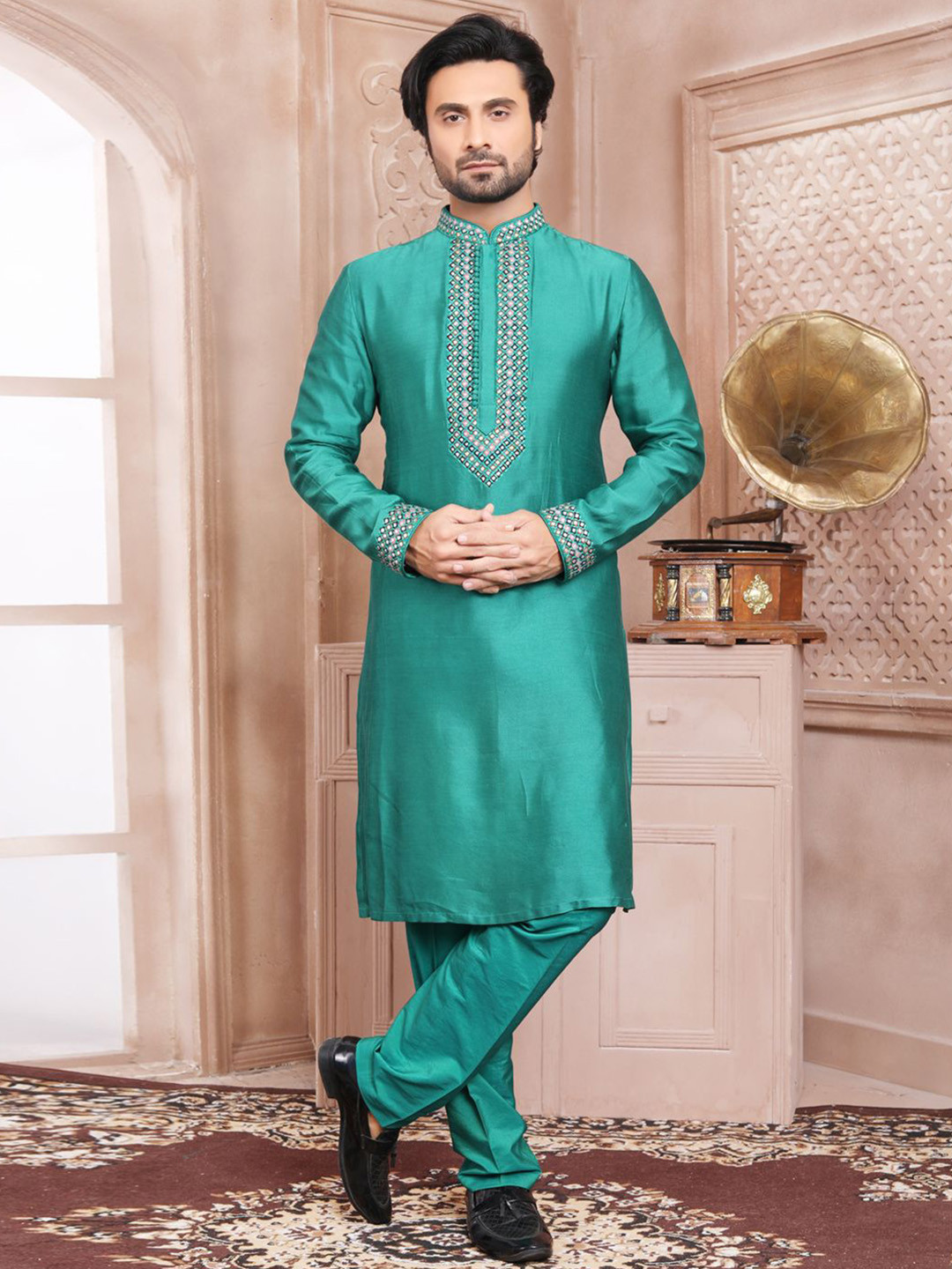 

EVASTRO Geometric Yoke Design Thread Work Pure Cotton Straight Kurta with Pyjamas, Green