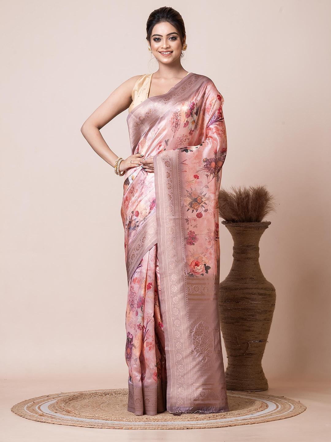 

VIBHAVARI Floral Printed Zari Saree, Peach