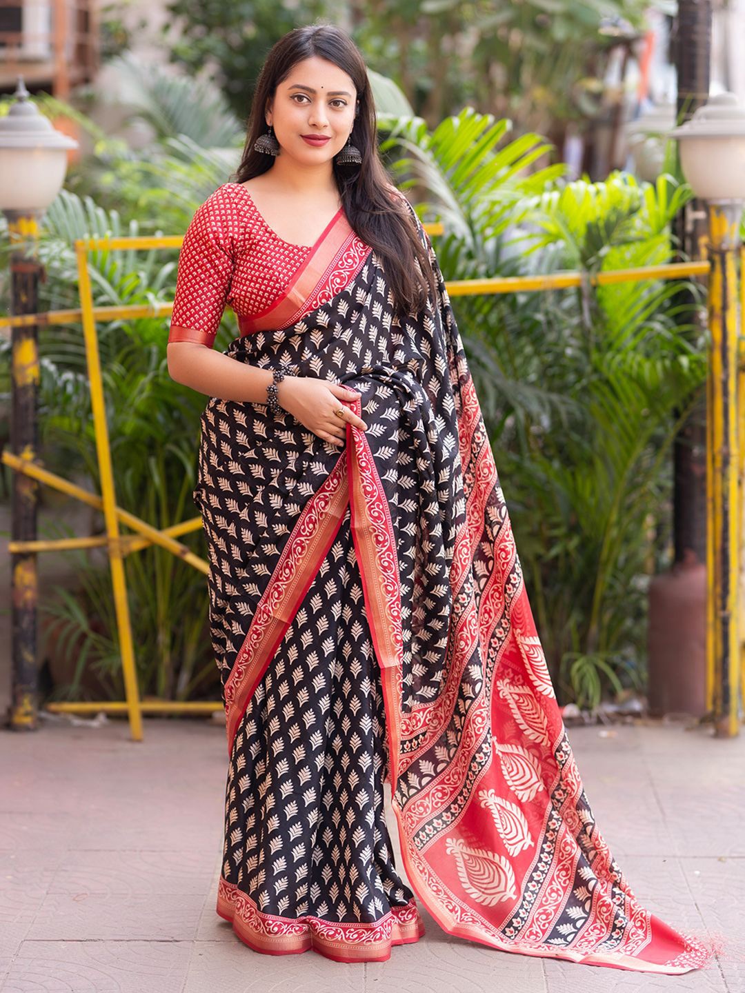 

Mitera Floral Printed Saree With Blouse Piece, Black
