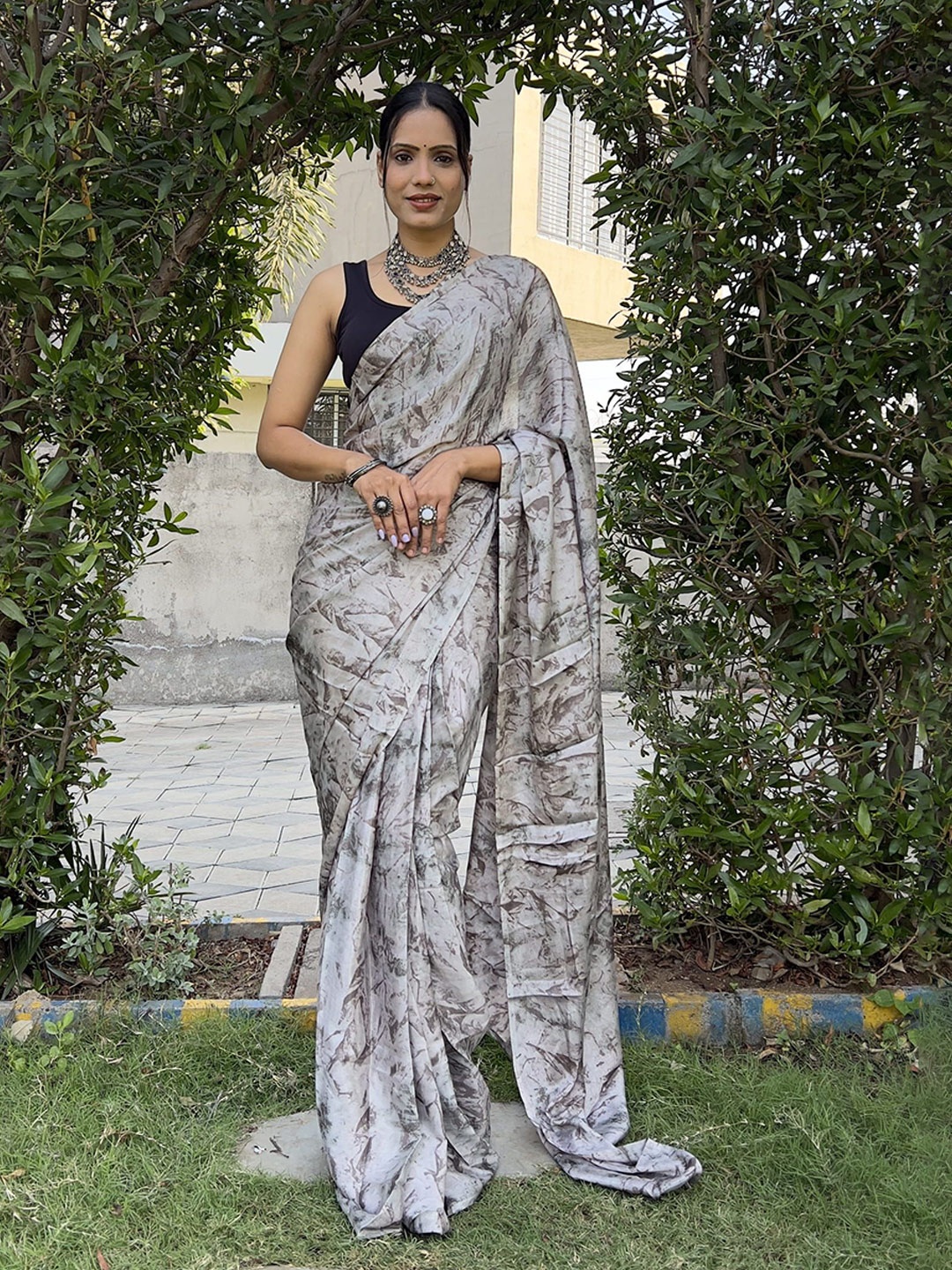 

KAYOMMI Abstract Printed Satin Ready to Wear Saree, Grey
