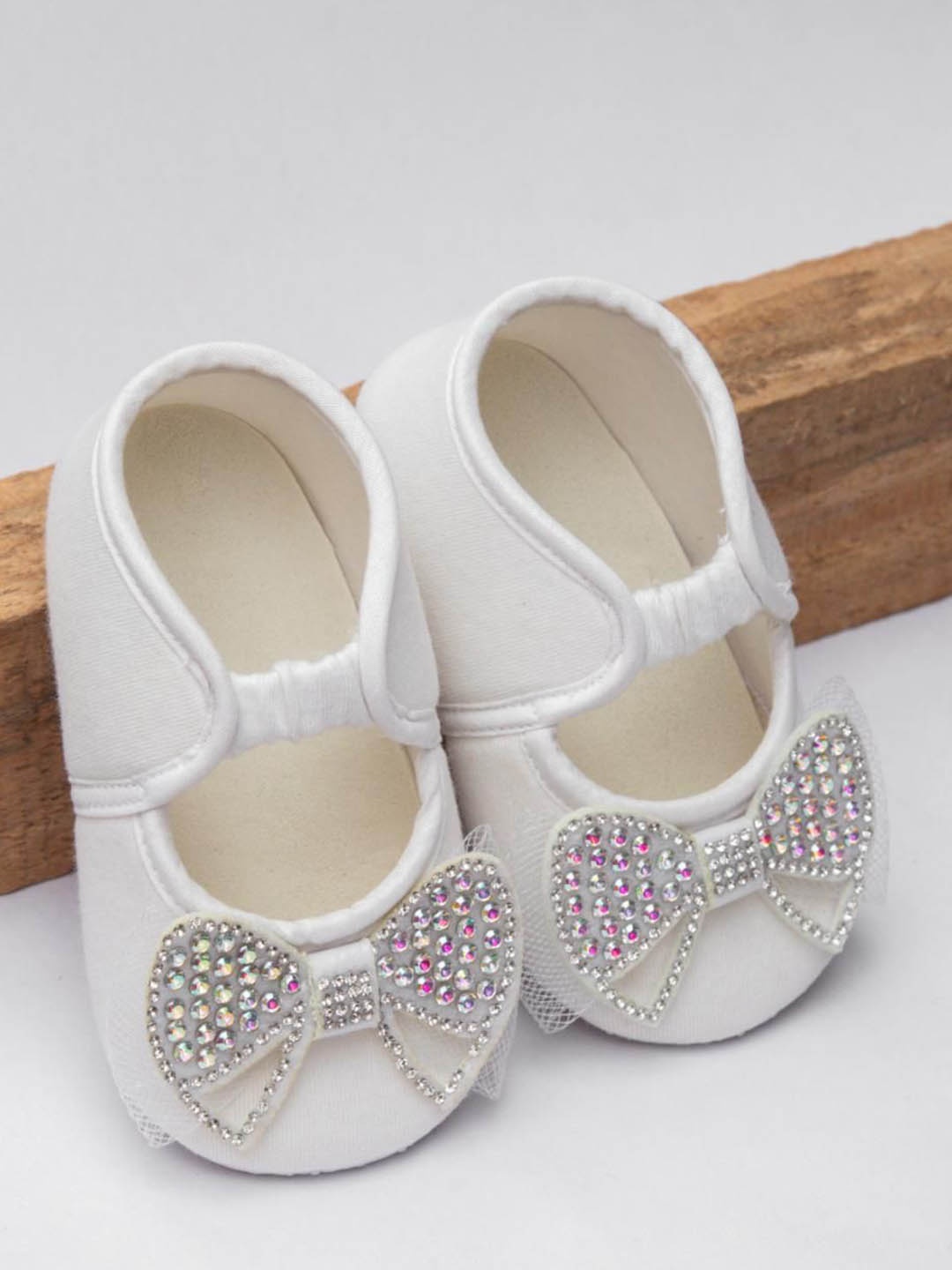 

Daizy Girls Woven Design Suede Slip-On Sneakers, White