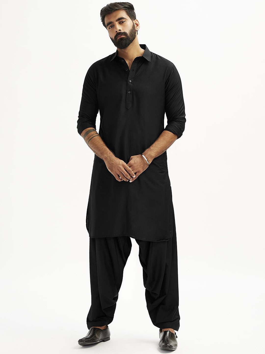 

VASTRAMAY Men Regular Kurta with Patiala, Black