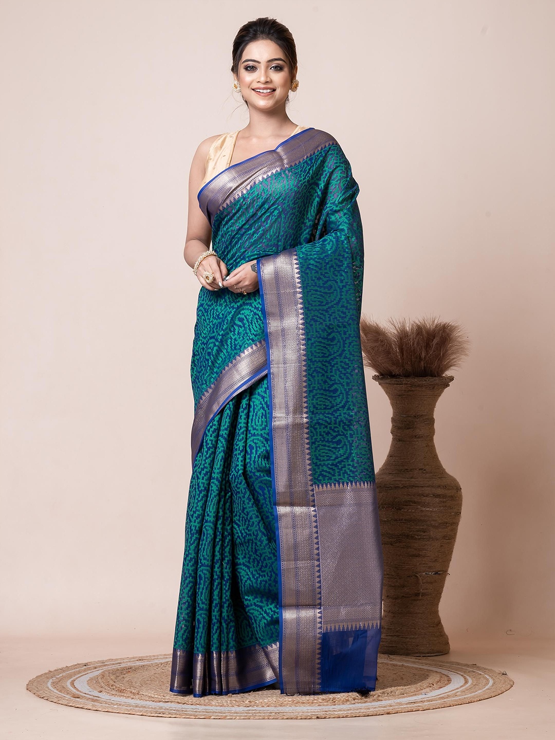 

VIBHAVARI Woven Design Zari Saree, Blue