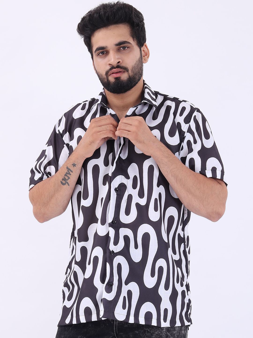 

BOWLIFESTYLE Men Classic Spread Collar Abstract Printed Cotton Casual Shirt, Black