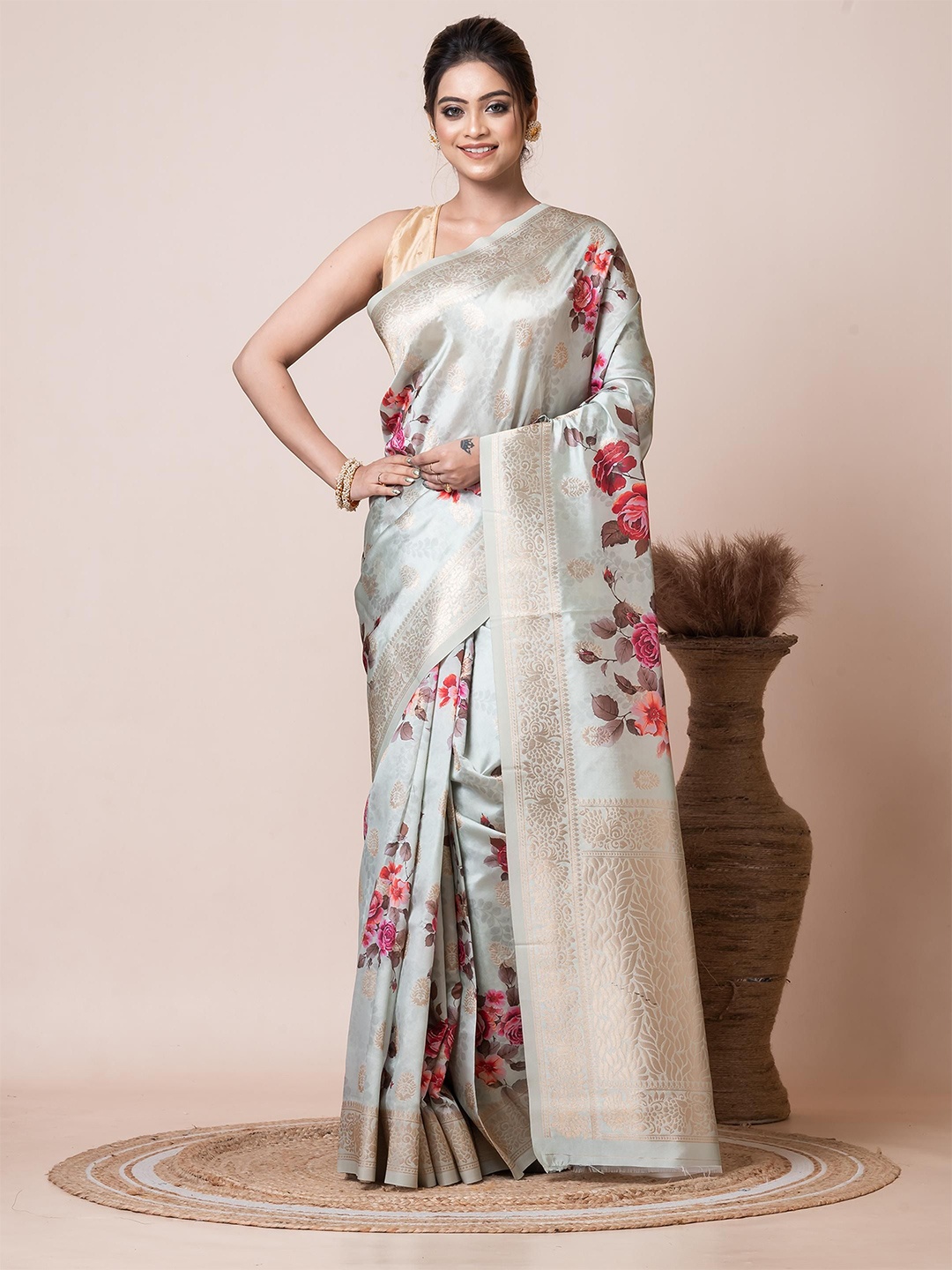 

VIBHAVARI Floral Printed Zari Saree with Blouse Piece, Green