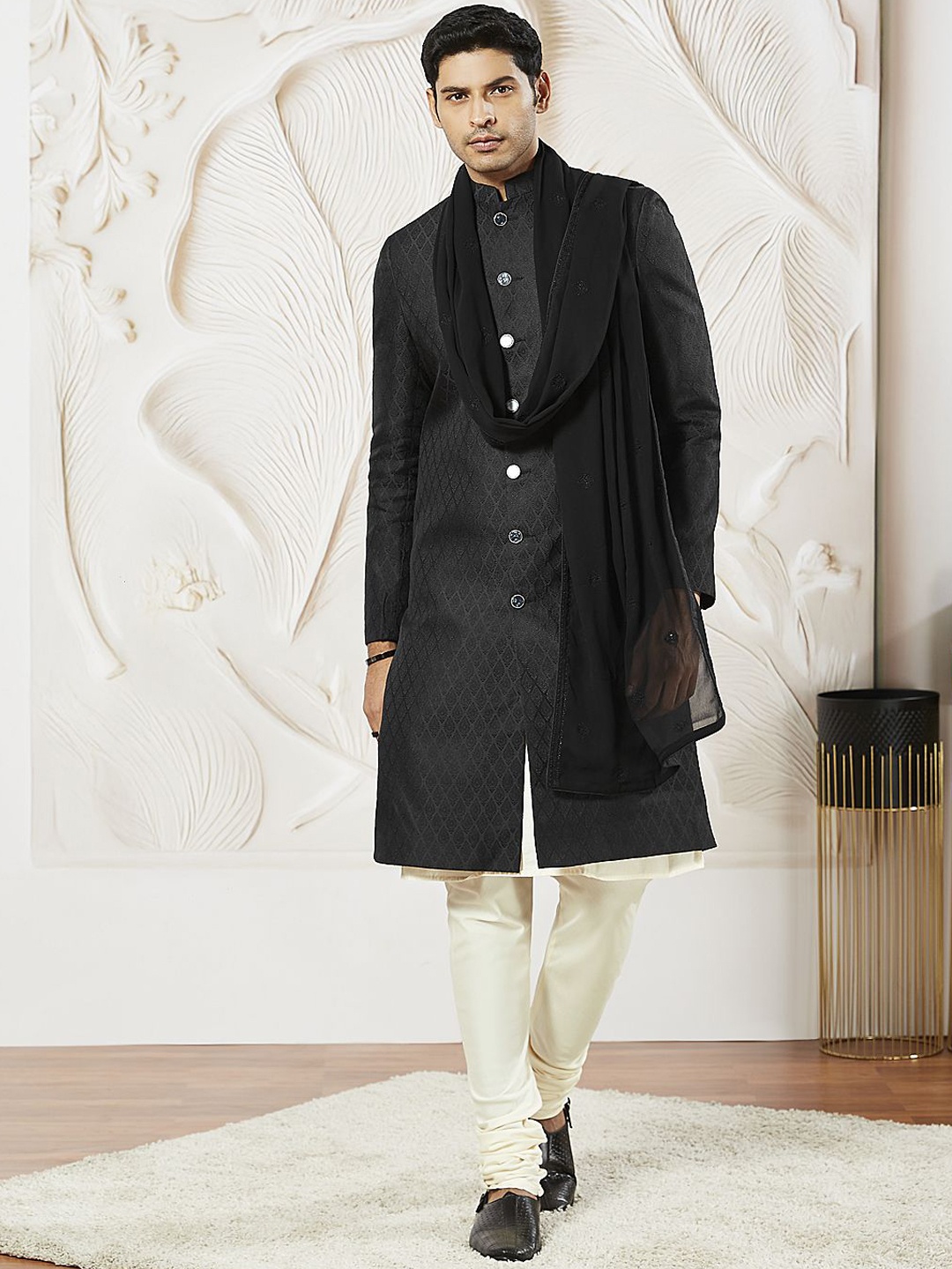 

VASTRAMAY Embroidered Sherwani With Dupatta, Black