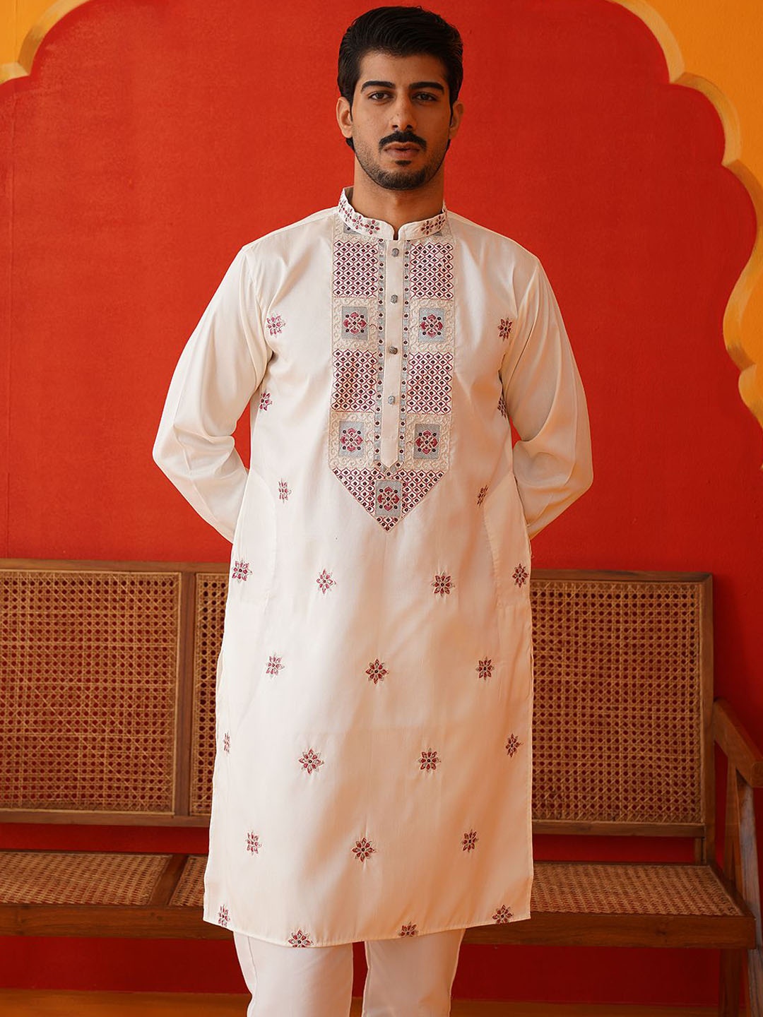 

Jompers Men Floral Embroidered Sequinned Floral Kurta, Off white
