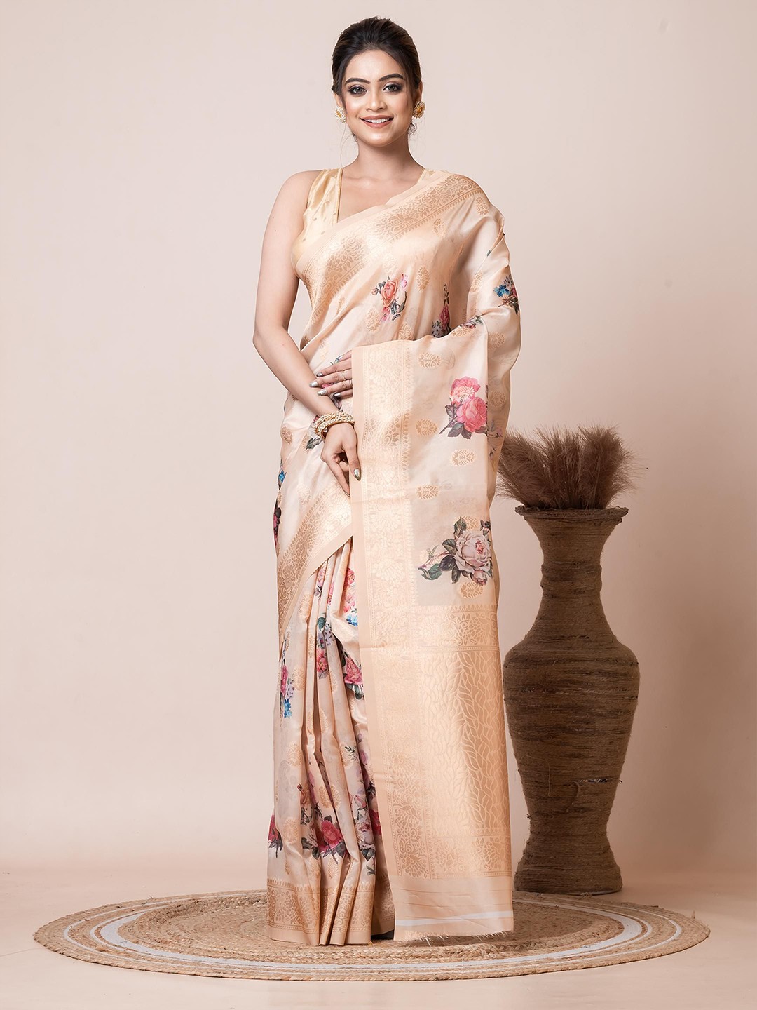 

VIBHAVARI Women Floral Printed Zari Saree, Beige