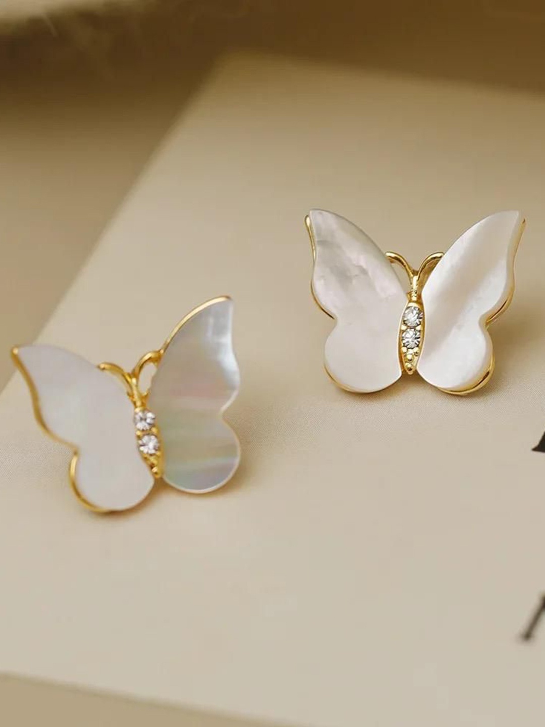 

TYAAR Quirky Studs Earrings, White