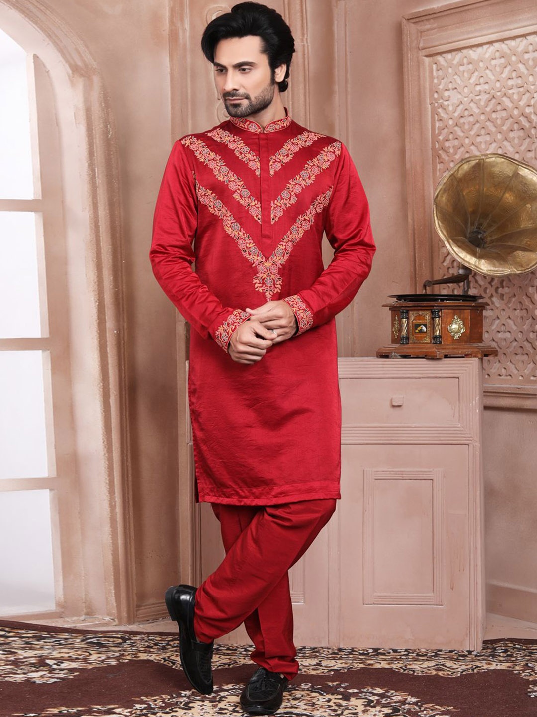 

EVASTRO Ethnic Motifs Embroidered Regular Banarasi Silk Straight Kurta with Pyjamas, Red