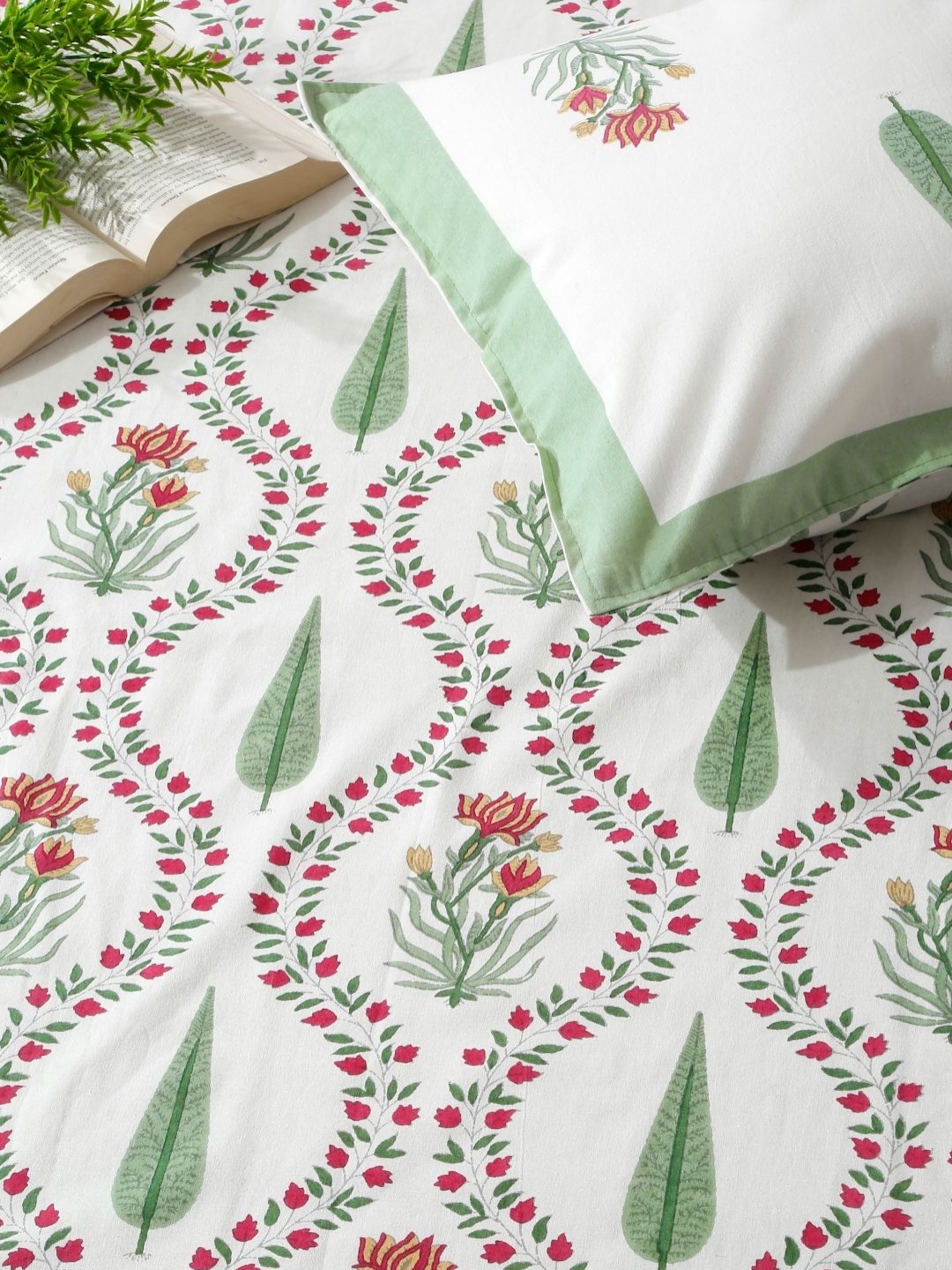 

eyda White & Green Floral 180 TC King Bedsheet with 2 Pillow Covers