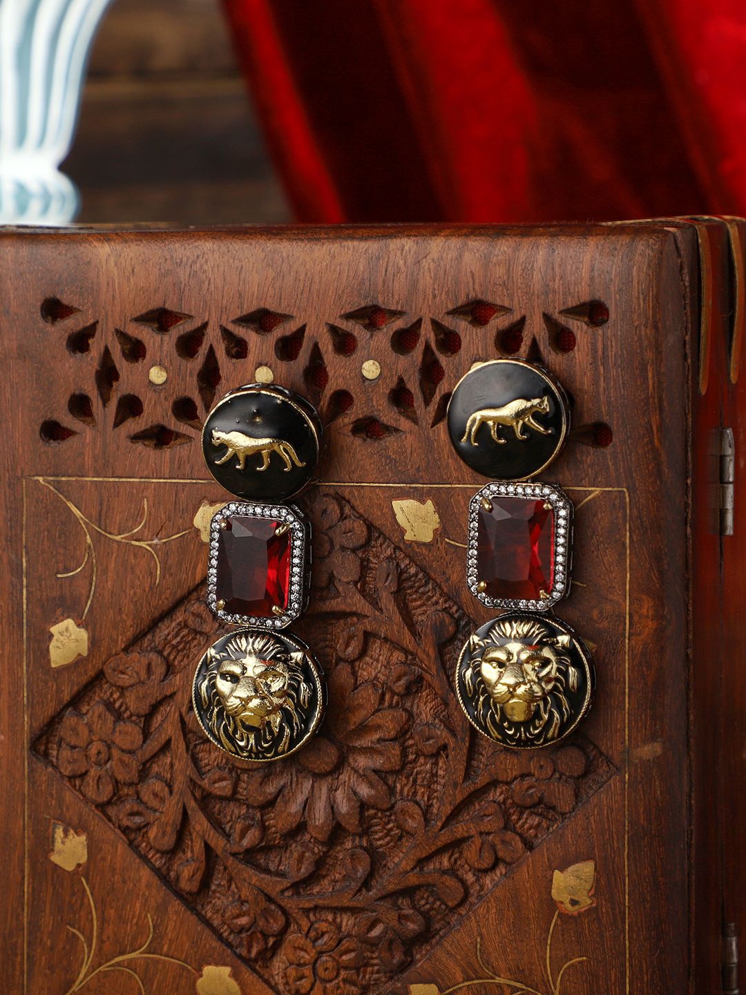 

VENI Contemporary Studs Earrings, Maroon