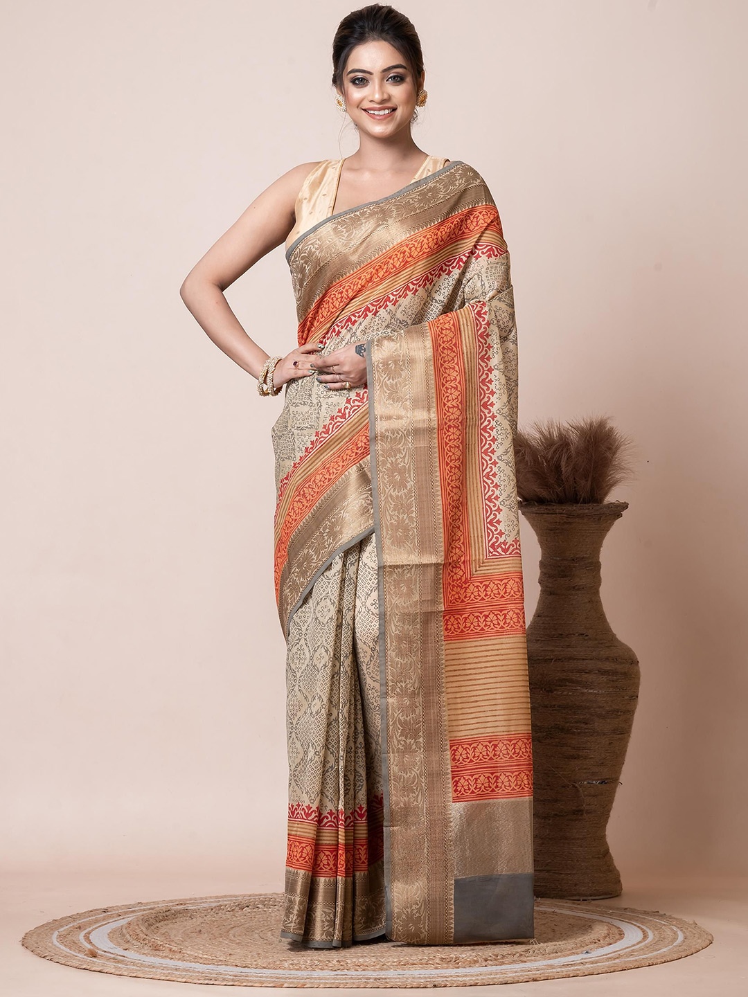 

VIBHAVARI Ethnic Motifs Printed Zari Saree, Beige