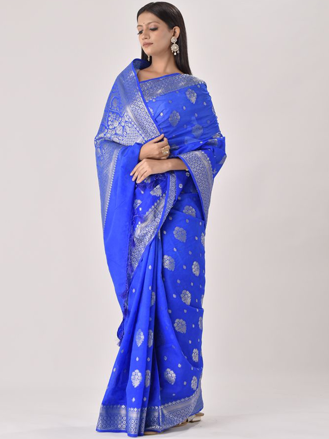 

sutra attire Woven Design Zari Silk Blend Banarasi Saree, Blue