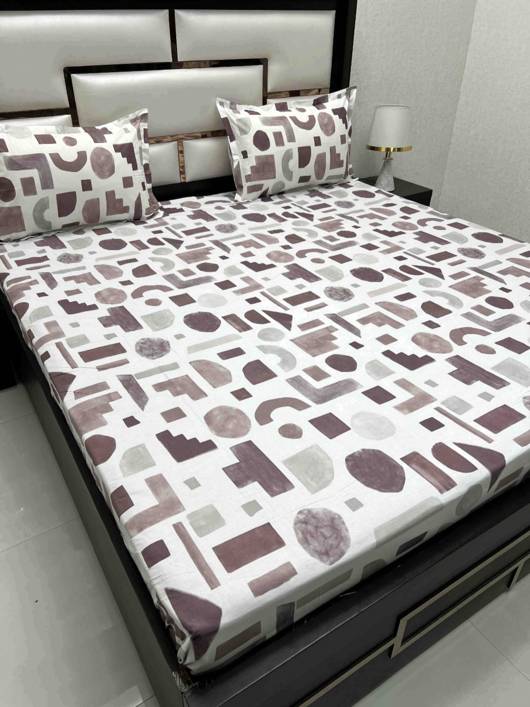 

Pure Decor Villa Maroon Printed 400 TC Pure Cotton King Bedsheet Set 2.73 m x 2.75 m