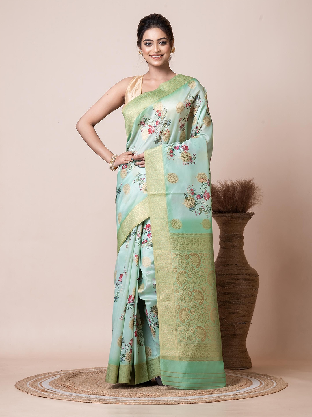 

VIBHAVARI Floral Printed Zari Saree with Blouse Piece, Green
