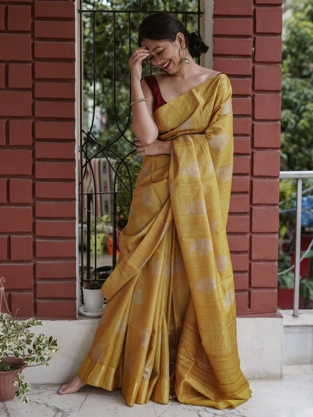 

Caracola Woven Design Zari Art Silk Banarasi Saree, Yellow