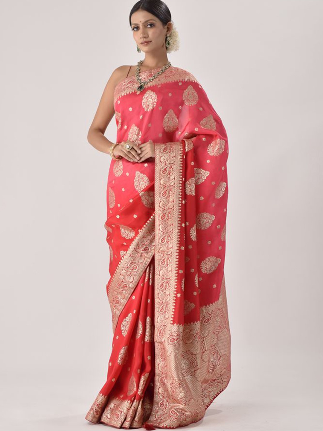 

sutra attire Woven Design Zari Silk Blend Banarasi Saree, Red