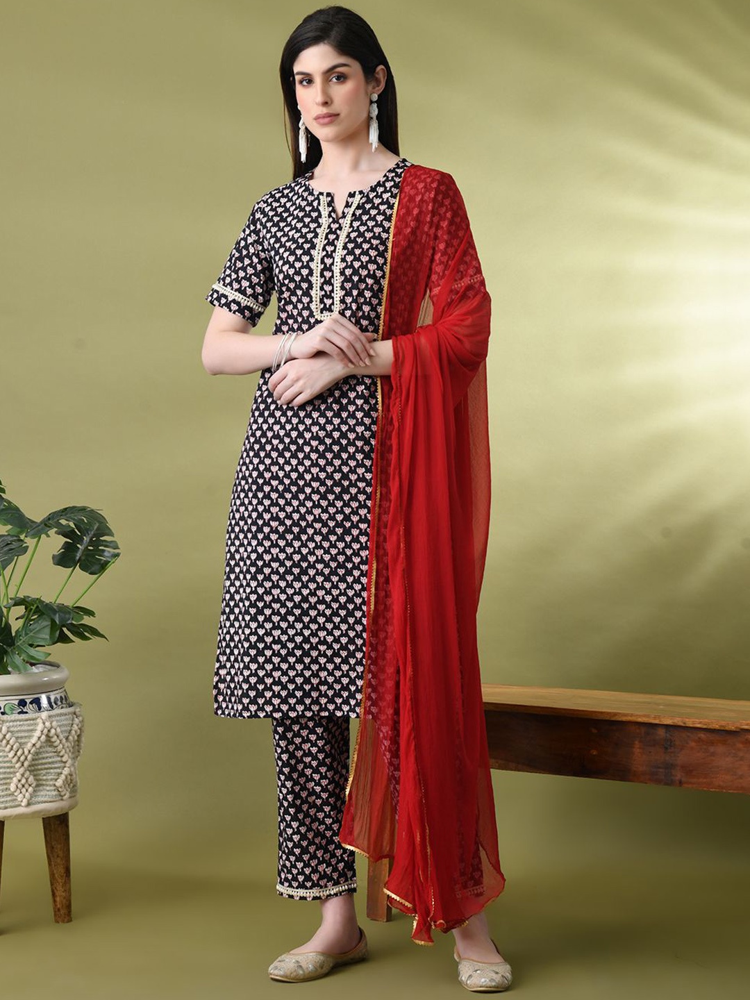 

Sangria Printed Pure Cotton Straight Kurta & Trouser With Dupatta, Black