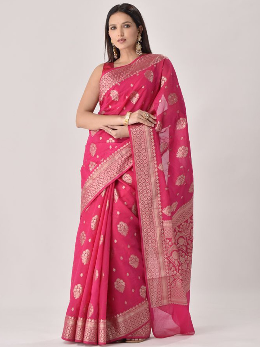 

sutra attire Floral Zari Silk Blend Banarasi Saree, Pink