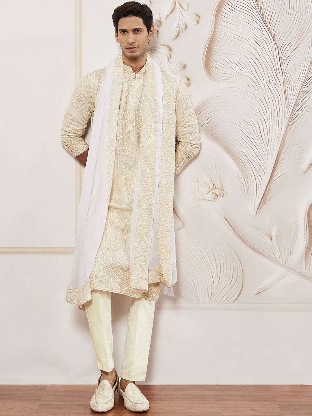 

VASTRAMAY Men Ethnic Motifs Embroidered Regular Sequinned Kurta with Trousers & With Dupatta, Cream