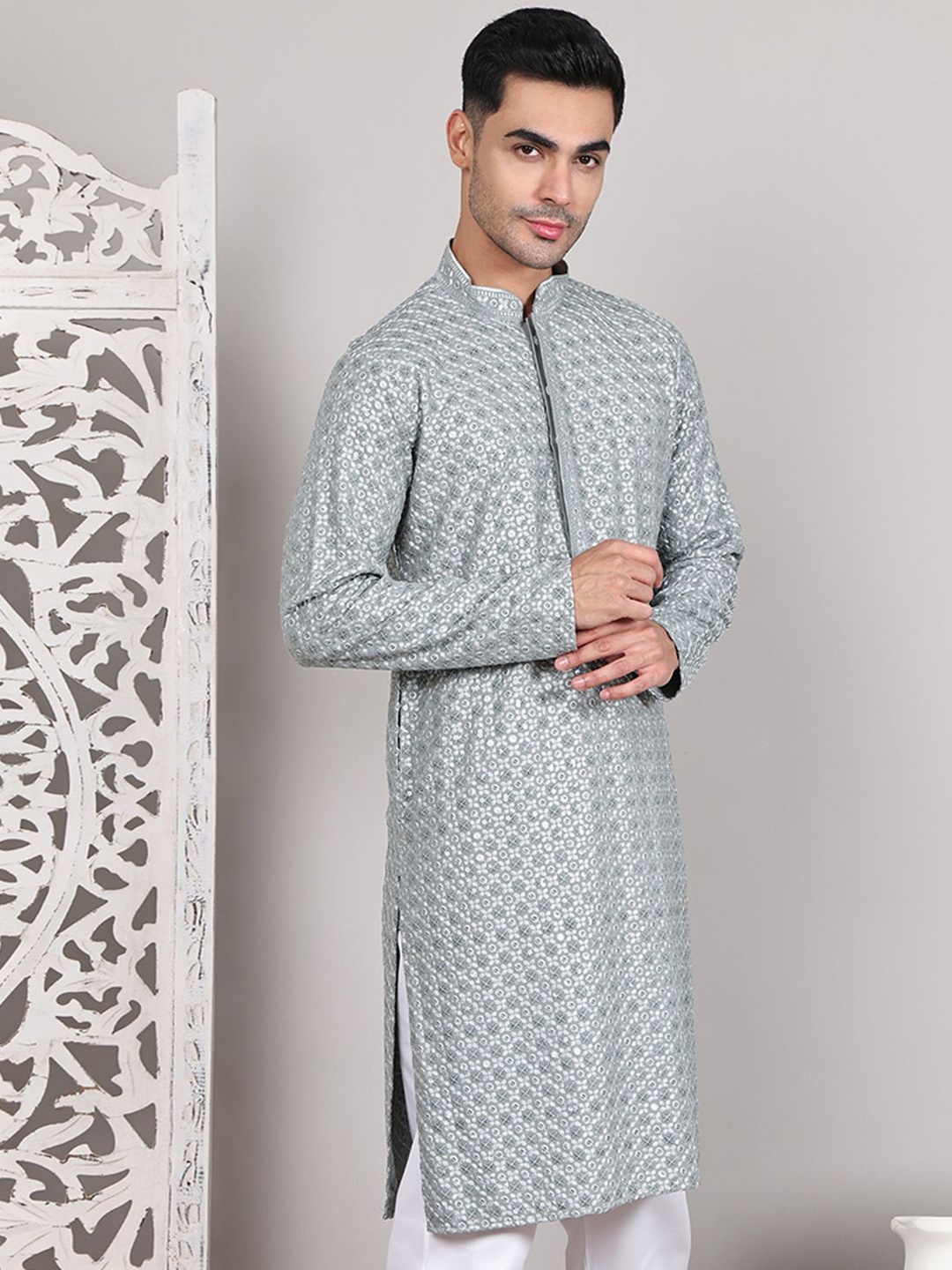 

Jompers Men Geometric Embroidered Sequinned Kurta, Silver