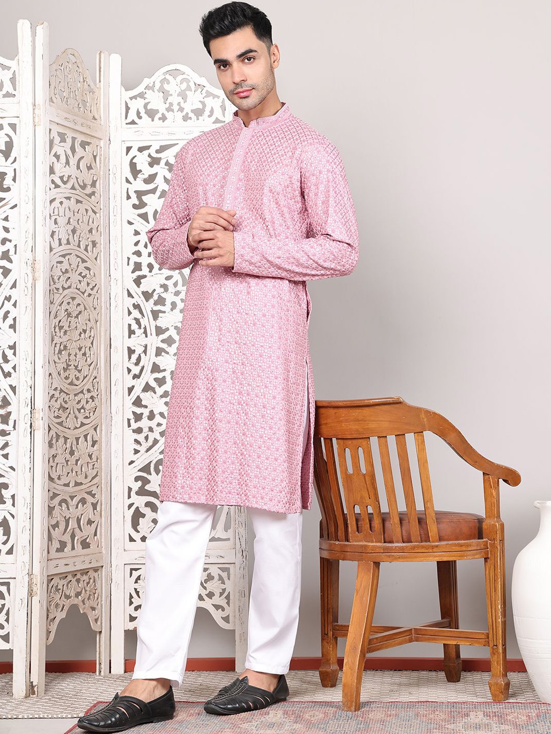 

Jompers Men Embroidered Regular Sequinned Kurta with Pyjamas, Magenta