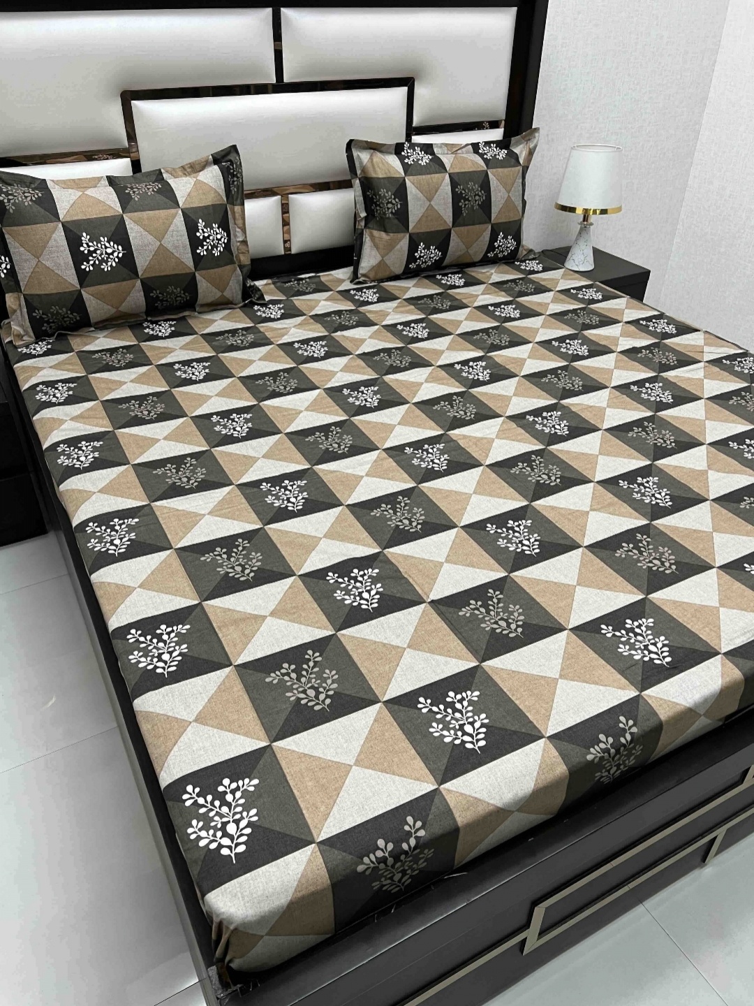 

Pure Decor Brown & Black Geometric 220 TC King Bedsheet with 2 Pillow Covers