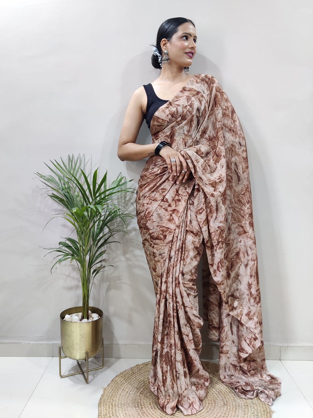 

KAYOMMI Floral Printed Pure Georgette Ready to Wear Saree, Brown