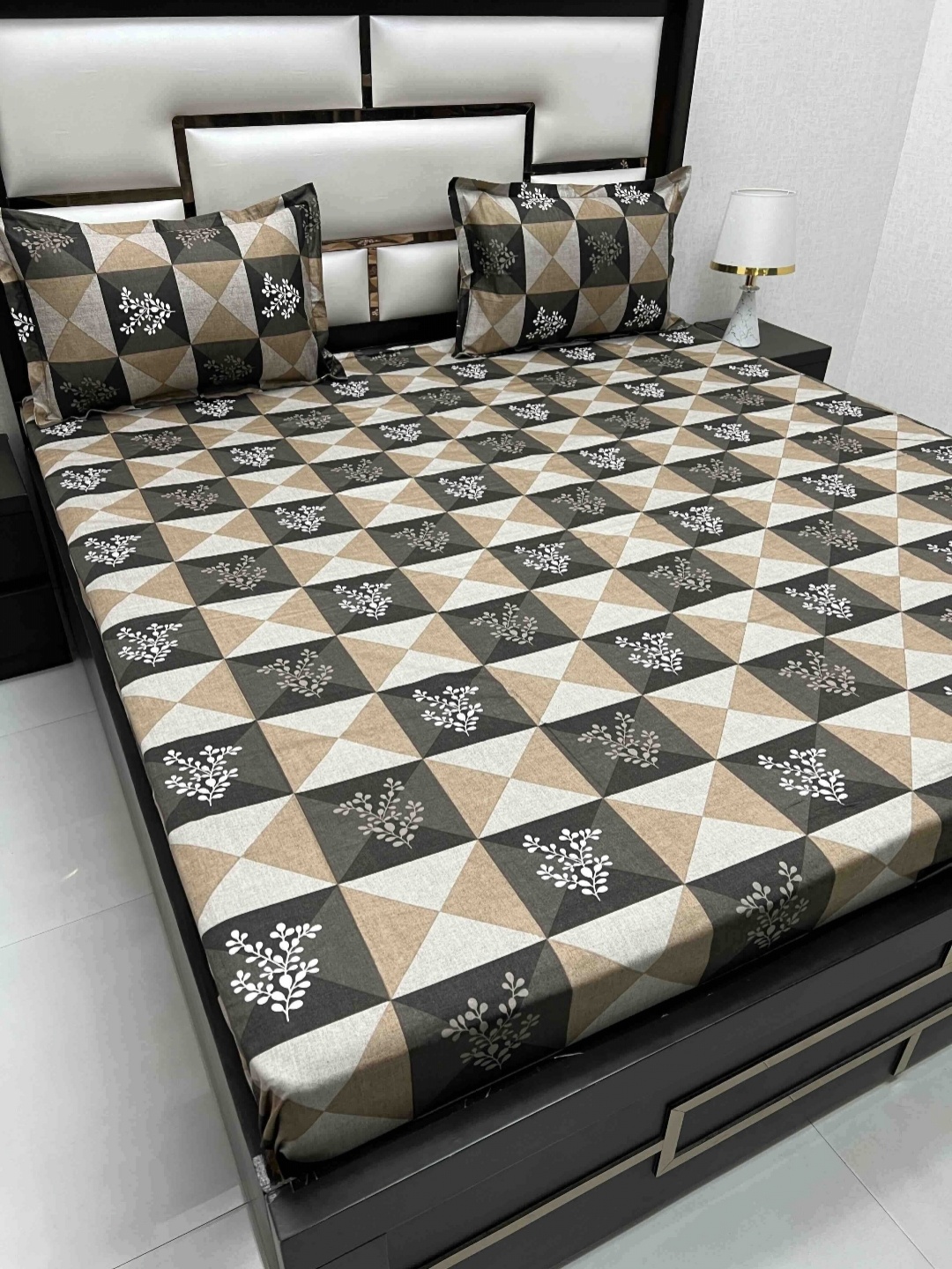 

Pure Decor Brown & White Geometric 300 TC King Bedsheet with 2 Pillow Covers
