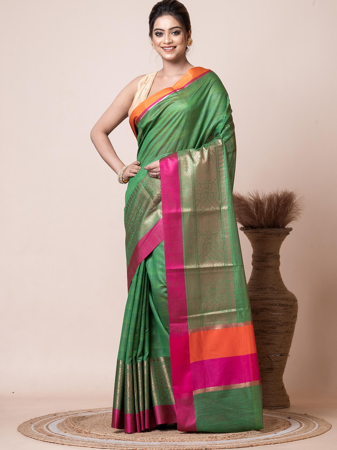 

VIBHAVARI Woven Design Zari Saree, Green