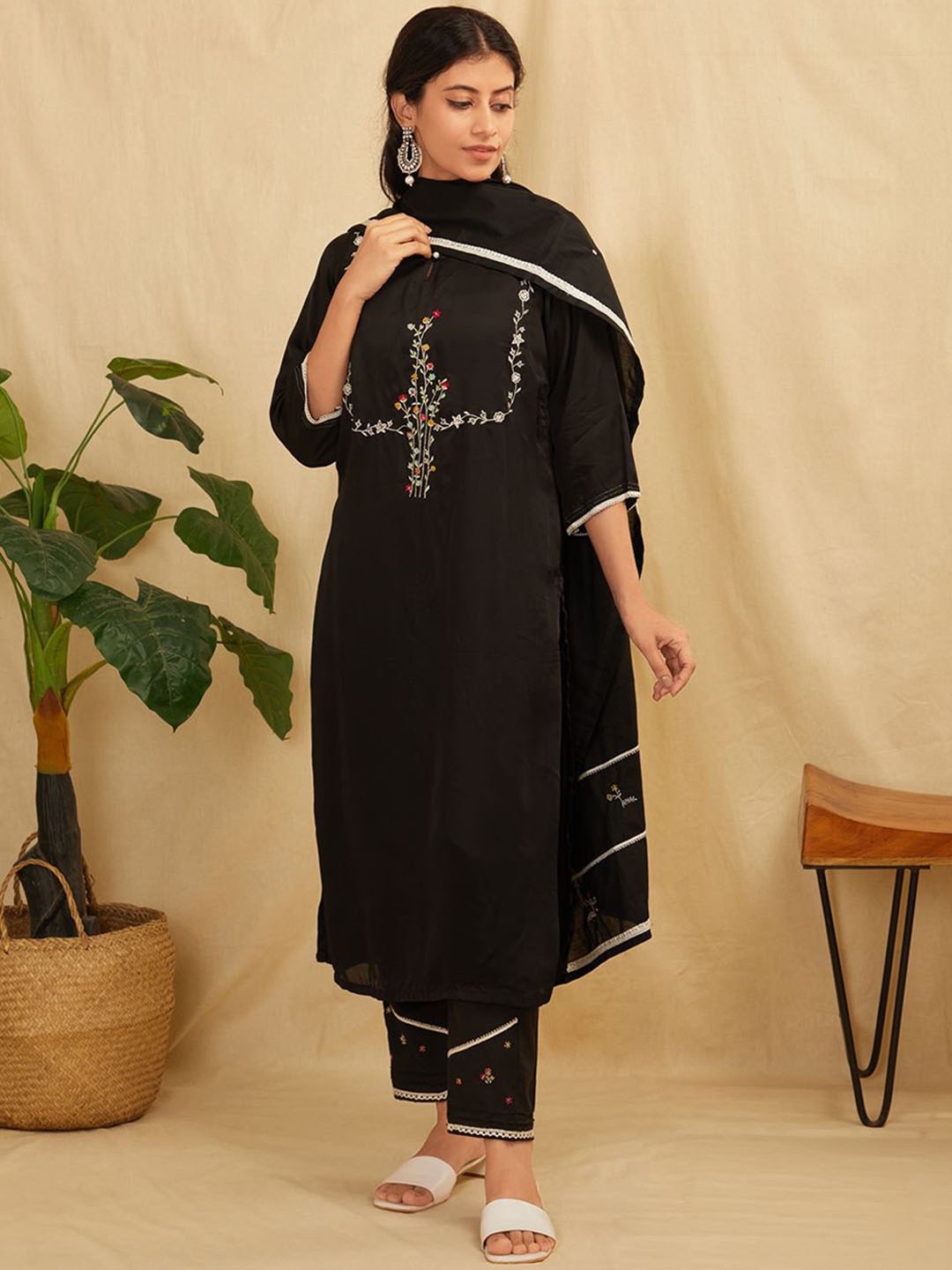 

zuri Floral Embroidered Regular Pure Silk Straight Kurta With Trouser With Dupatta, Black