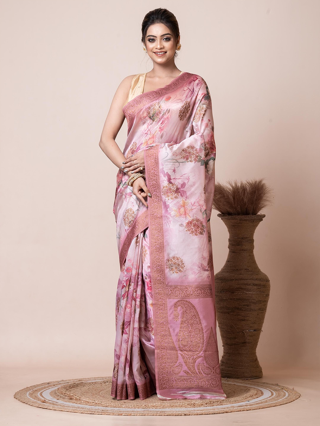 

VIBHAVARI Floral Printed Zari Saree, Pink