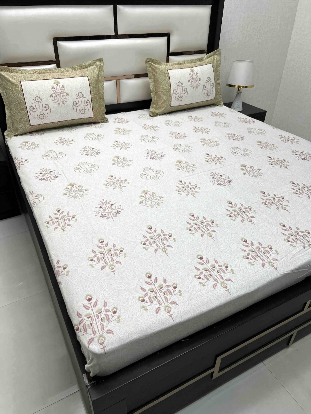 

Pure Decor Green & White Floral 330 TC King Bedsheet with 2 Pillow Covers