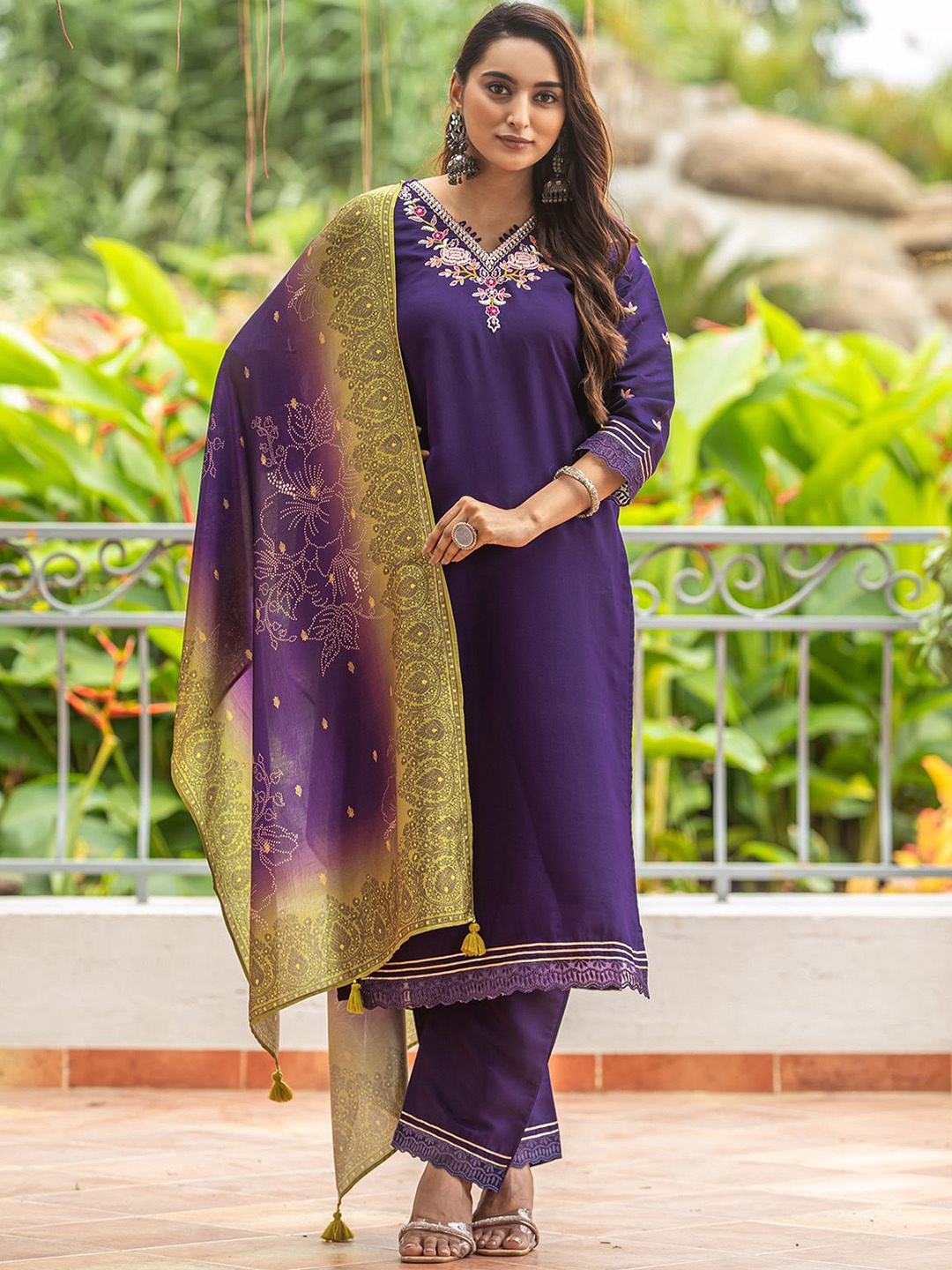 

MITTOO Women Ethnic Motifs Embroidered Regular Thread Work Kurti with Trousers & With Dupatta, Purple