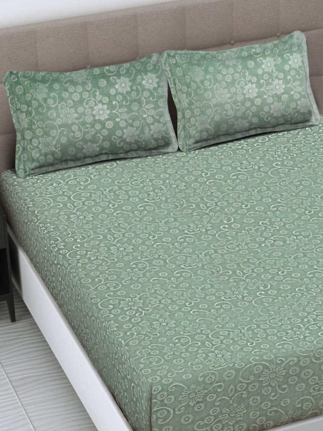 

INDHOME LIFE Green & White Floral 220 TC King Bedsheet with 2 Pillow Covers