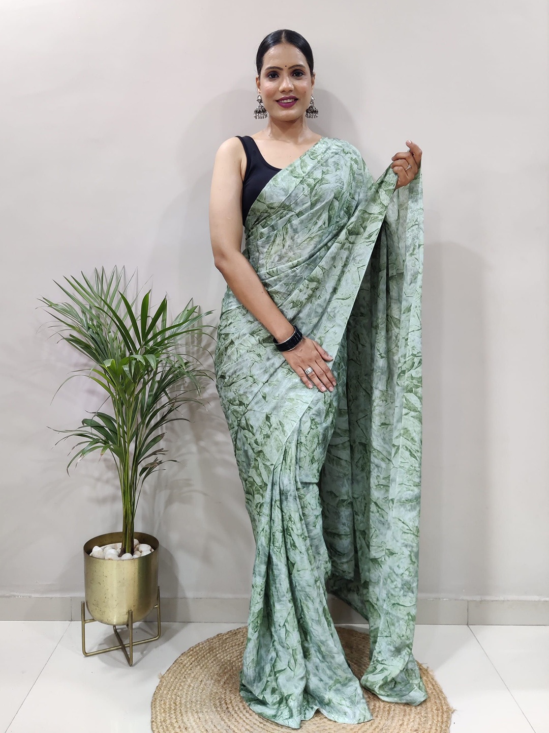 

KAYOMMI Floral Printed Pure Georgette Ready to Wear Saree, Green