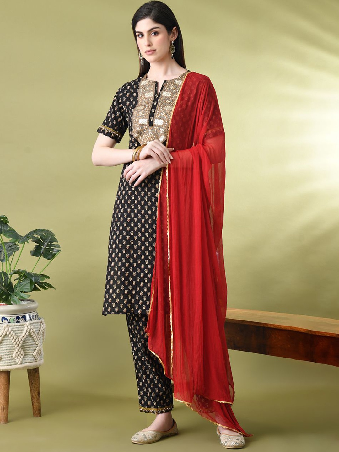 

Sangria Printed Pure Cotton Straight Kurta & Trouser With Dupatta, Black