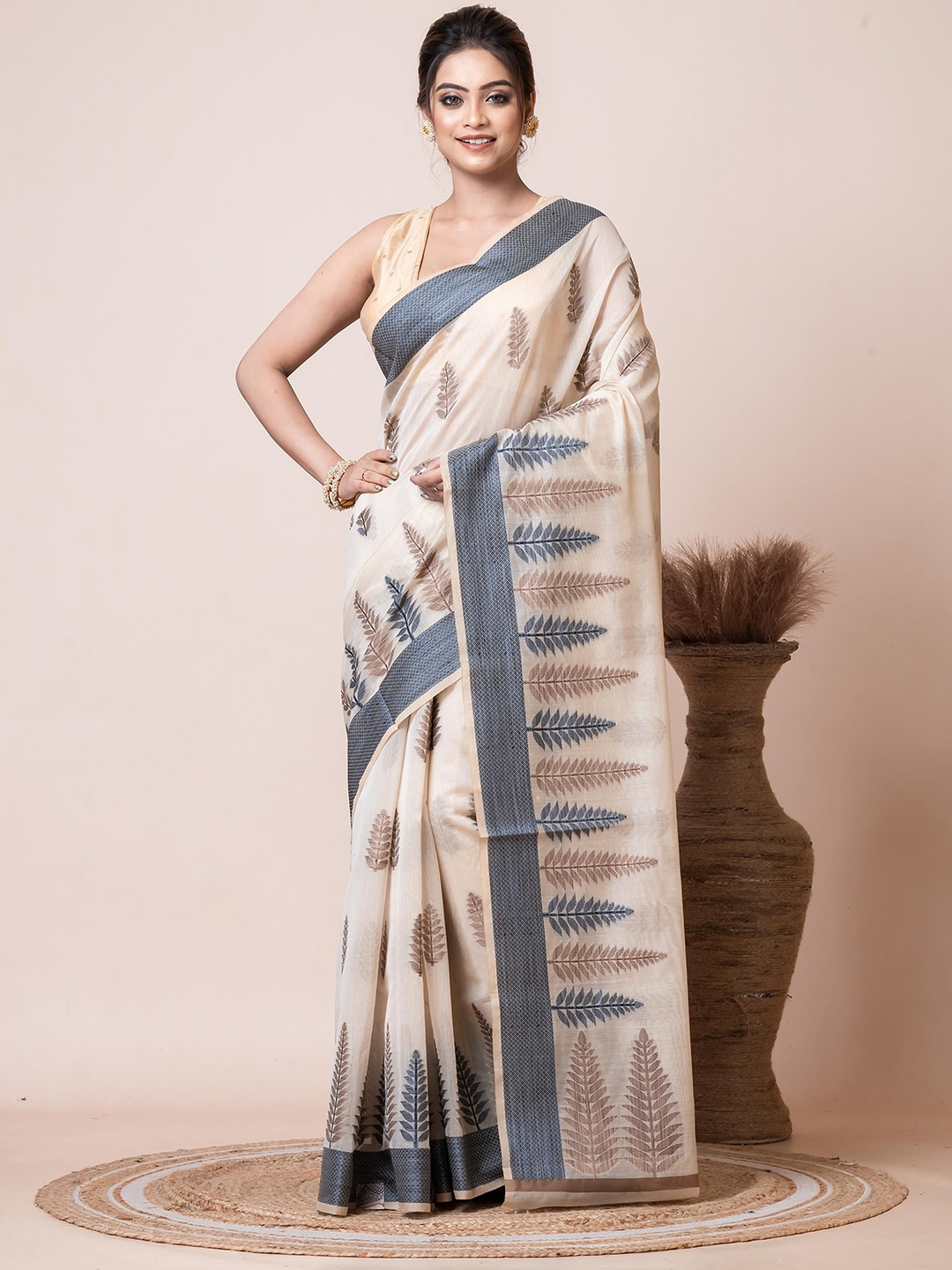 

VIBHAVARI Woven Design Zari Saree, Off white