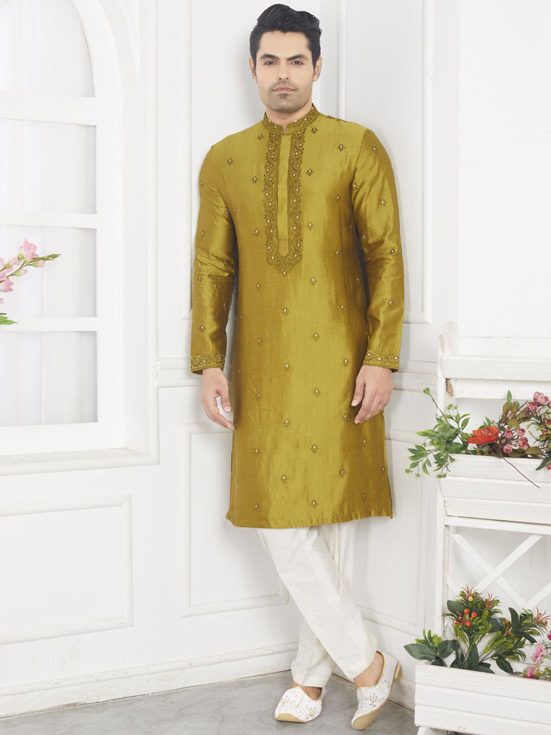 

EVASTRO Floral Embroidered Mandarin Collar Pure Cotton Straight Kurta With Pyjama, Green