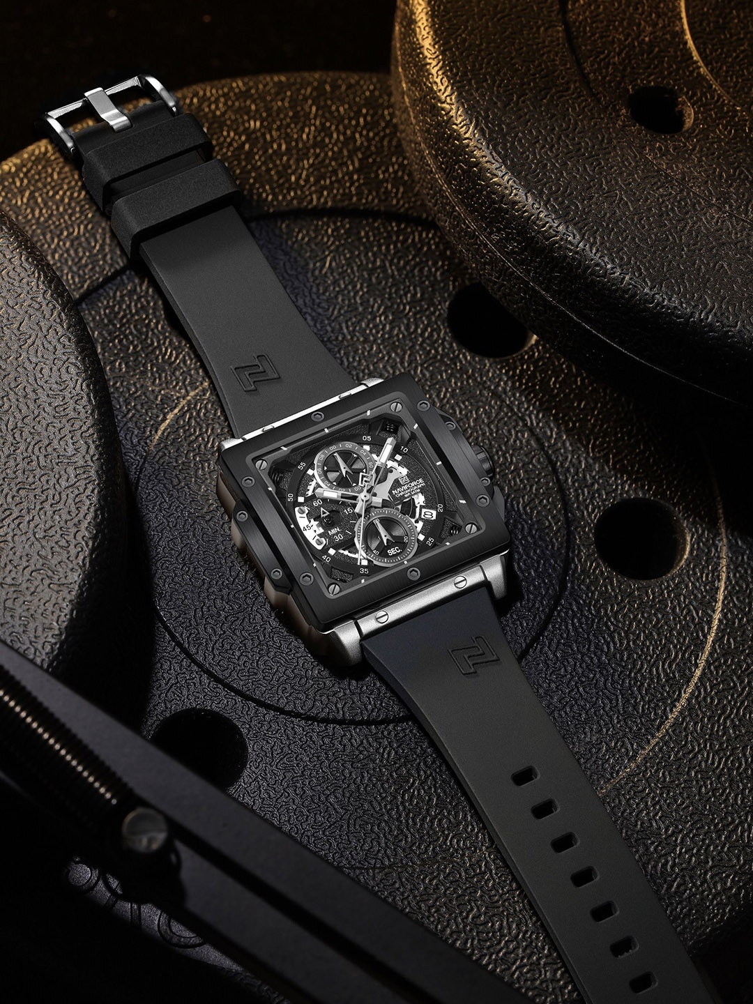 

Naviforce Men Embellished Dial & Straps Analogue Chronograph Watch NF8064_S B B, Silver