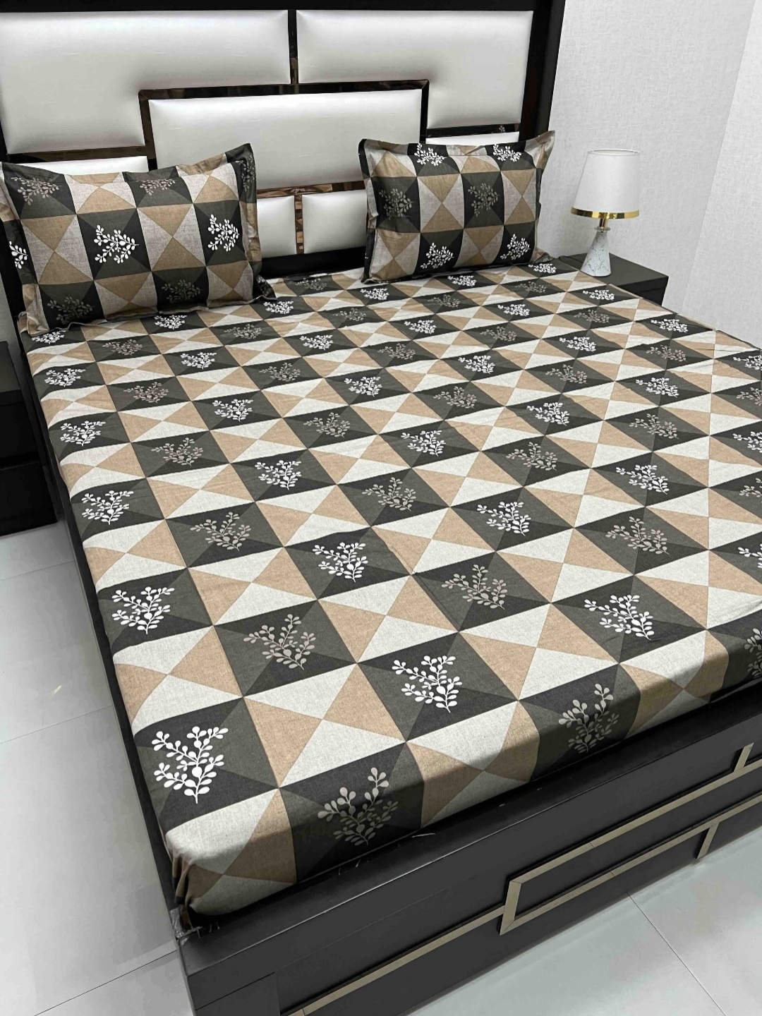 

Pure Decor Brown & White Geometric 250 TC King Bedsheet with 2 Pillow Covers