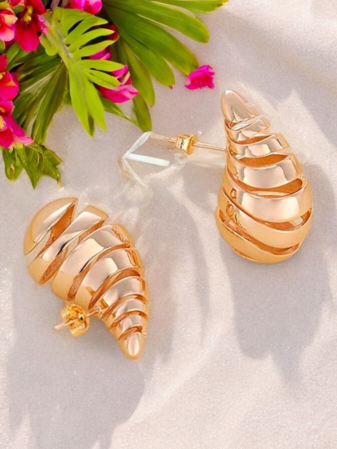 

OOMPH Contemporary Studs Earrings, Gold
